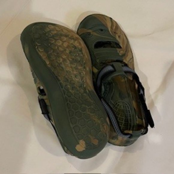 Water Shoes, Size 7 - Picture 3 of 4